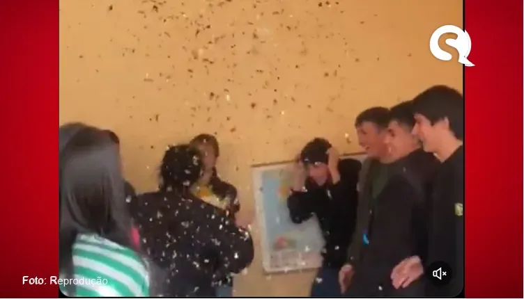 Professora tenta apartar “briga” entre os alunos e é surpreendida com buquê de flores