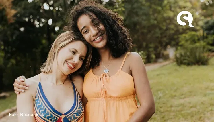 Adolescente adotada aos 17 anos se emociona durante o caminho para nova casa