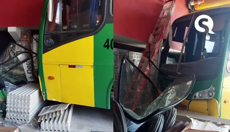 Ônibus universitário desce rua e invade loja de construção em Santa Quitéria