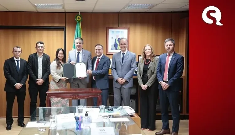 Prefeita de Acaraú e Ministro da Educação assinam acordo para destinar R$ 90 Milhões ao município