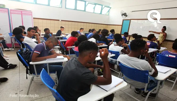 Senado aprova  projeto de bolsa de R$200 reais mensais para alunos do ensino médio