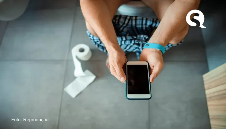 Estudo revela que o uso de celular no banheiro aumenta a taxa de hemorroida