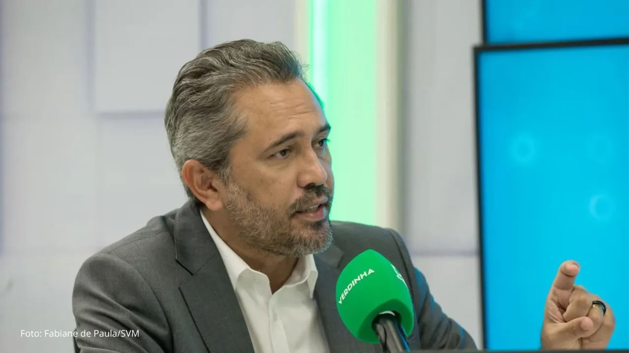 Governador Elmano de Freitas recebe alta hospitalar após internação por diagnóstico de pneumonia