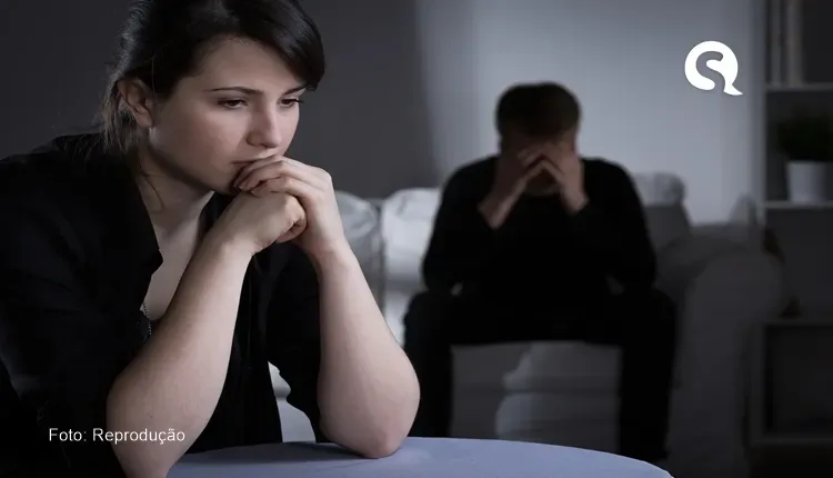 Mulher gravida descobre traição do marido com a própria mãe após ver fotos no celular do cônjuge