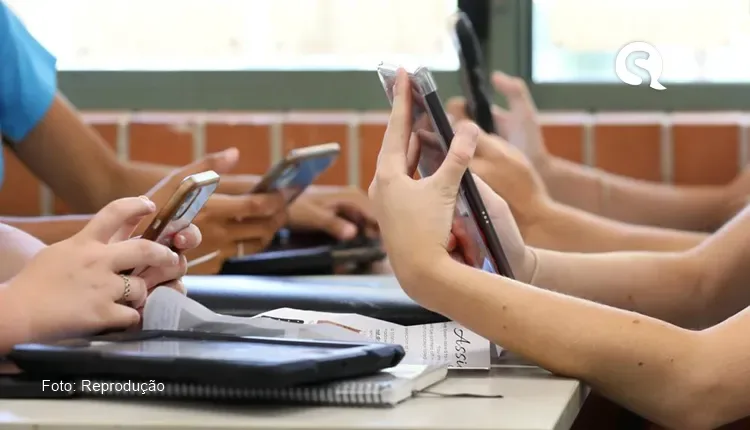 MPCE cobra que escolas públicas e privadas impeçam uso de celular em sala de aula