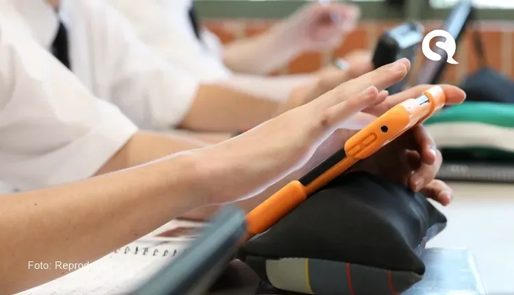 Celular na sala de aula: o que dizem especialistas sobre proibir totalmente o uso do aparelho