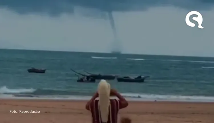 Tromba d’água impressiona e chama atenção de turistas na praia de Mundaú, em Trairí