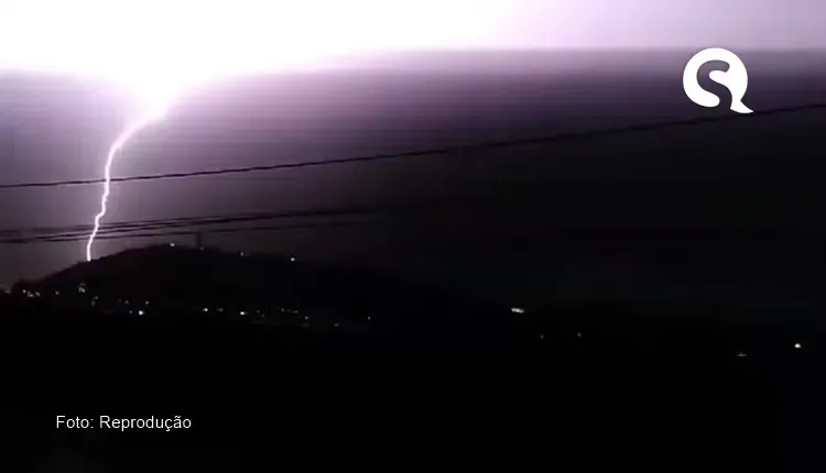 Raio ‘transforma’ noite em dia na cidade de Caridade-CE e impressiona moradores
