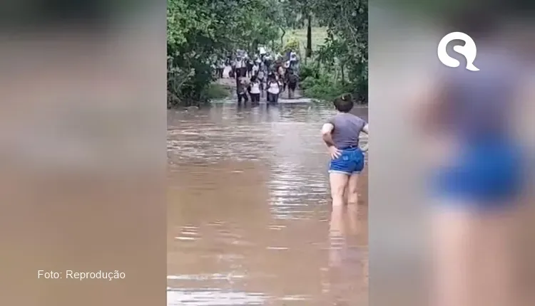 Estudantes atravessam ponte com água nos joelhos para voltar da escola no Ceará