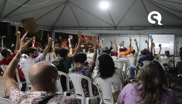 Docentes de universidades federais no Ceará aprovam indicativo de greve em assembleia