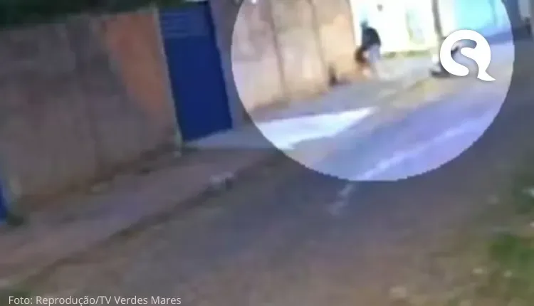 Homem é flagrado agredindo a namorada em rua em Juazeiro do Norte