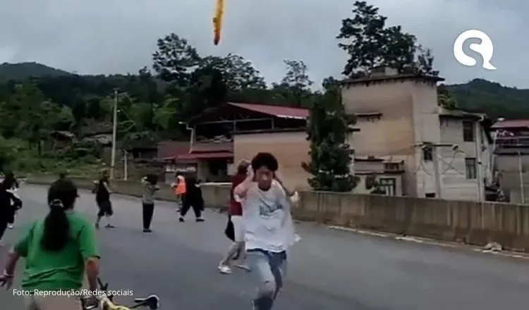 Destroços de suposto foguete espacial atingem vilarejo na China
