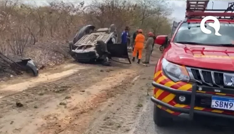 Carro capota na BR 222 e família é encaminhada à Santa Casa de Sobral