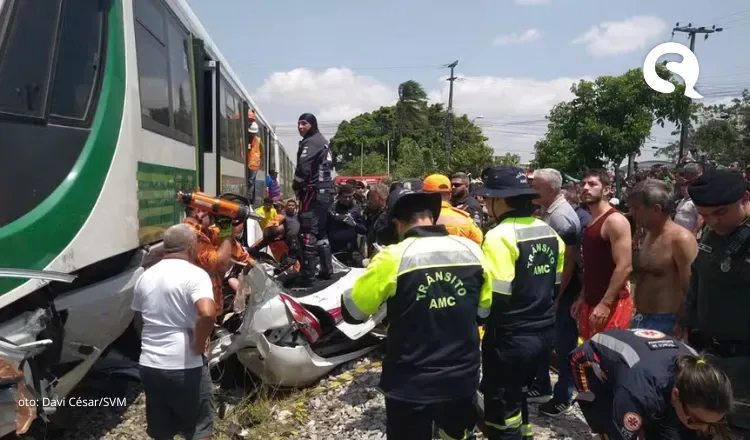 Criança e duas mulheres morrem em colisão entre carro e VLT em Fortaleza