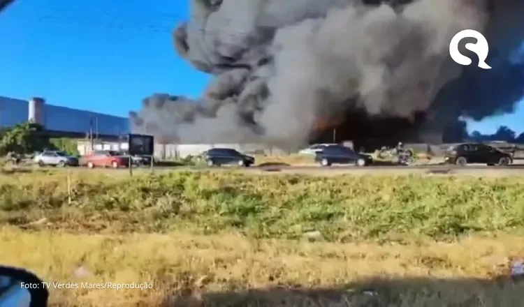 Incêndio atinge fábrica de colchões em Maracanaú e fumaça é vista até em cidades vizinhas