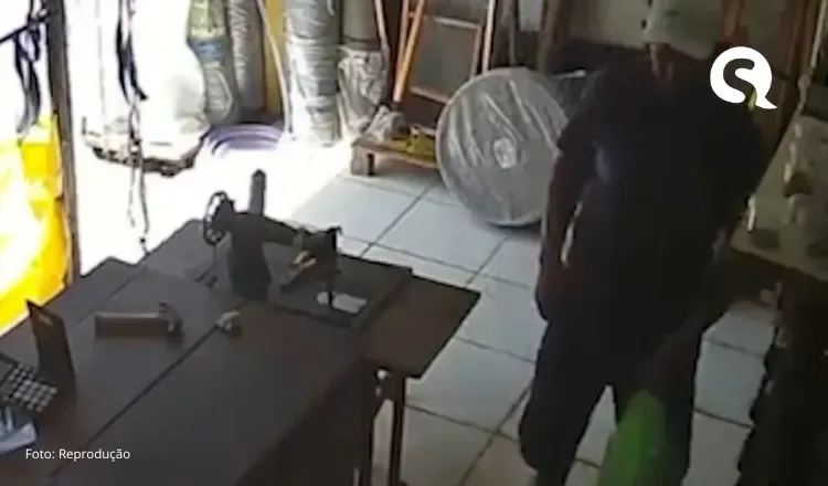 Homem é flagrado furtando dinheiro do caixa em loja de Tianguá, no interior do Ceará