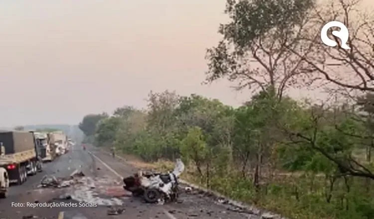 Idoso e adolescente morrem após carro bater em caminhão e ser partido ao meio