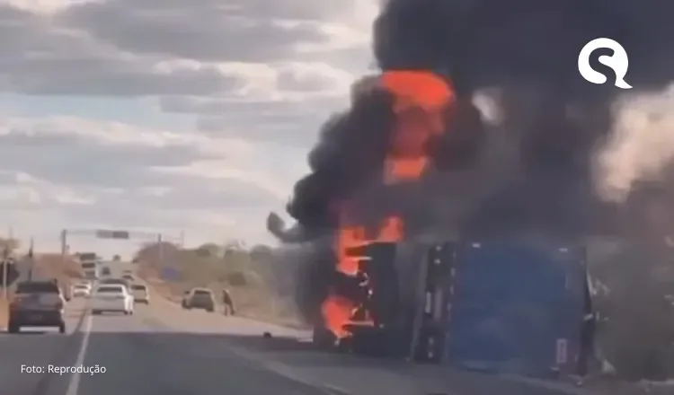 Carreta tomba e pega fogo na BR-020, no interior do Ceará, e motorista sai ileso