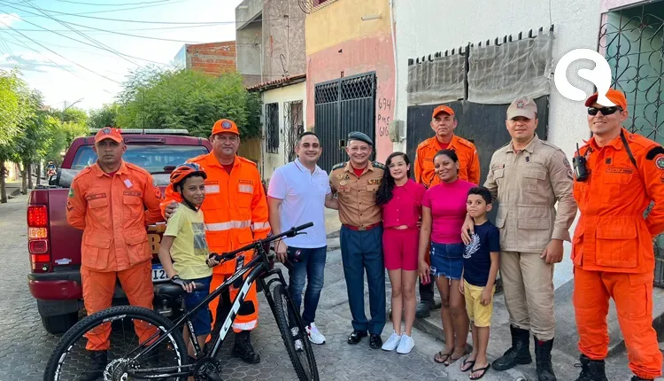 Solidariedade: Bombeiros de Sobral doam bicicleta para criança que sofria bullying