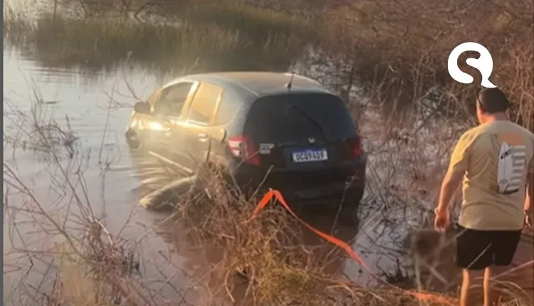 Carro cai em lagoa em Jijoca de Jericoacoara ao desviar de motociclista que fazia manobras arriscadas