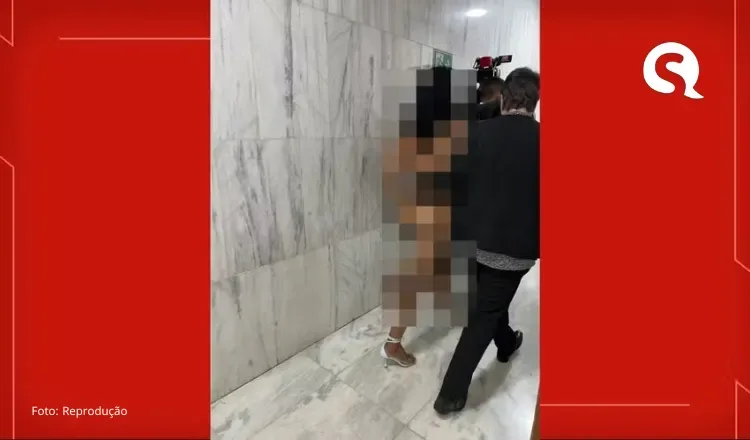 Mulher fica nua no Palácio do Planalto, em Brasília