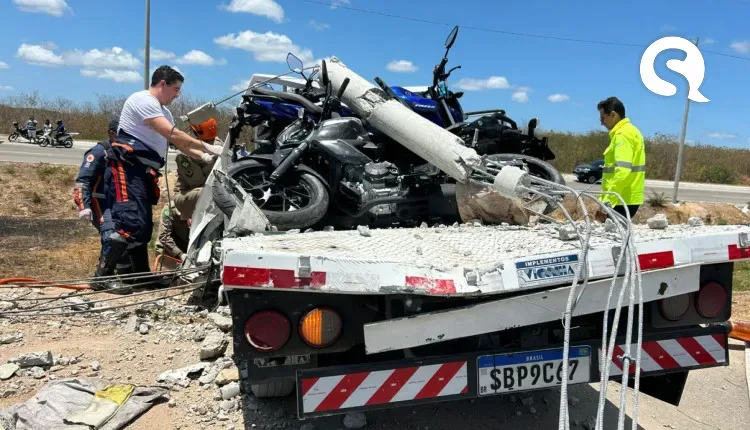 Homem morre após colidir caminhão contra poste em Itapipoca
