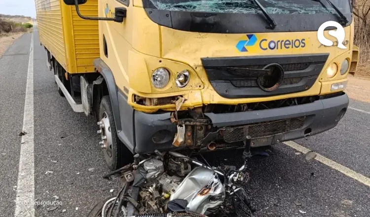 Acidente entre caminhão dos Correios e moto deixa vítima fatal na CE-176, em Catunda
