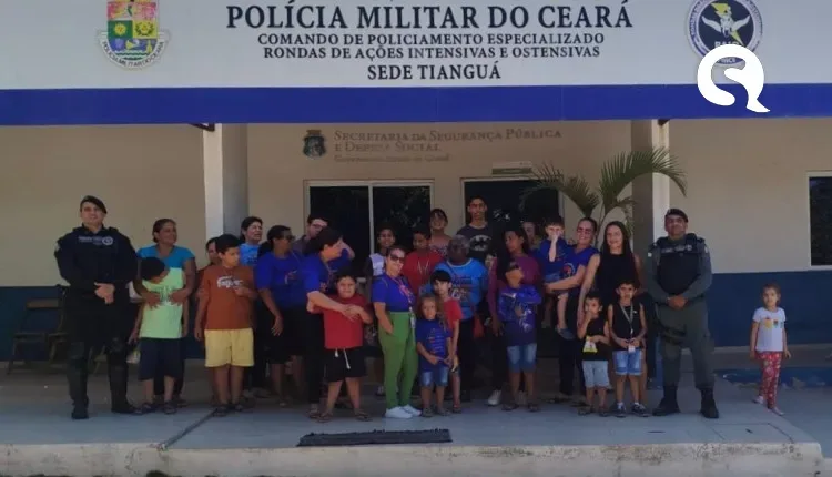 Crianças exploram salas de videomonitoramento e viaturas da PMCE em Ibiapaba