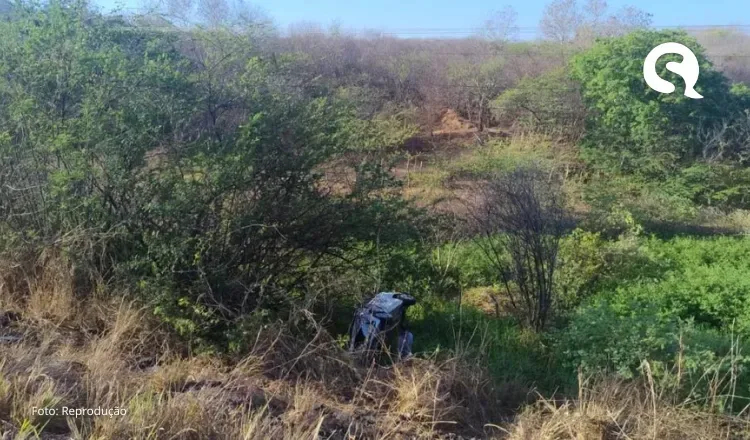 Homem morre após carro descer ribanceira na CE-366 em Santa Quitéria