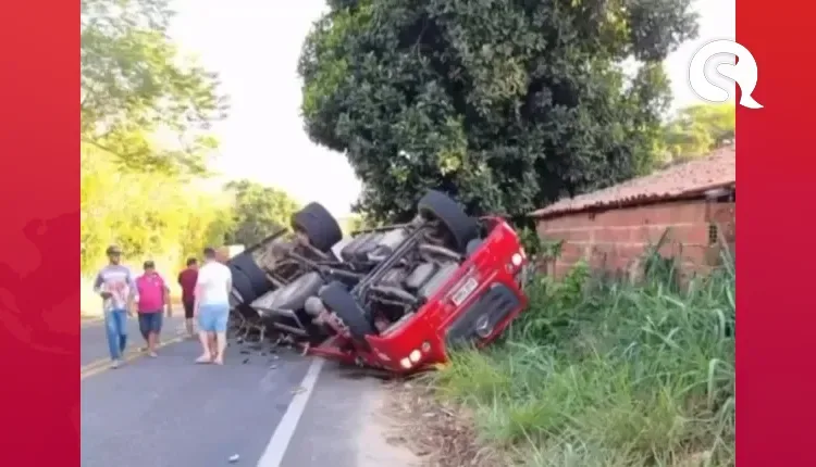 Caminhão com carregamento de repolhos capota em Ibiapina, na Serra da Ibiapaba