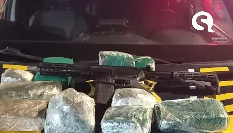 Polícia prende dois passageiros e apreende fuzil e 7,5 kg de drogas em ônibus interestadual em Sobral