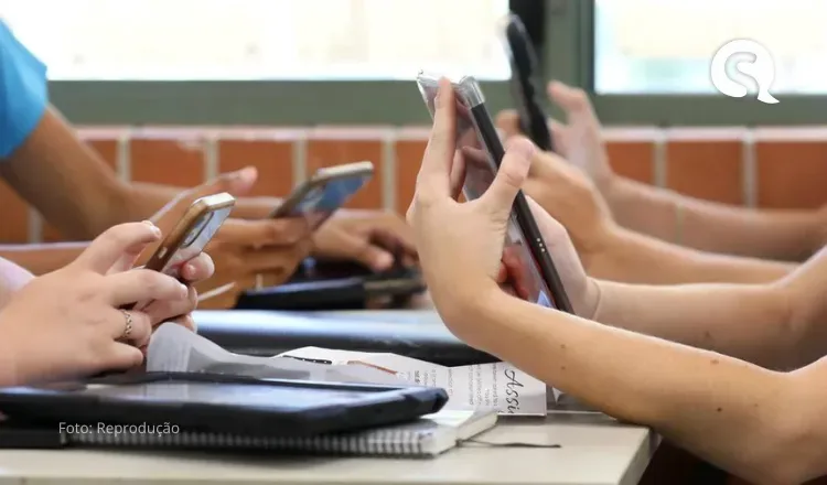 Lula sanciona projeto que restringe uso de celulares em escolas nesta segunda (13); veja o que muda