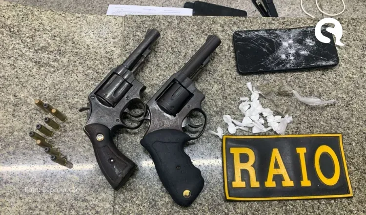PMCE captura trio e apreende revólveres e drogas em Amontada