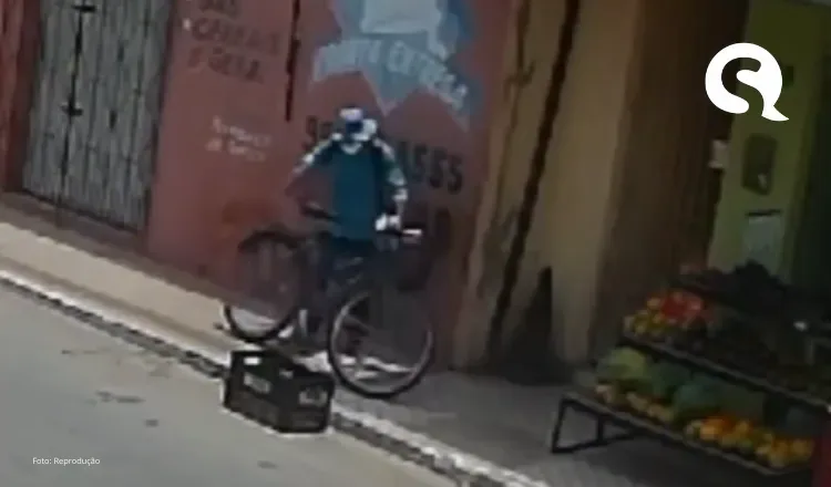 “De mansinho” | Câmera mostra momento em que homem furta bicicleta no bairro Pedrinhas, em Sobral