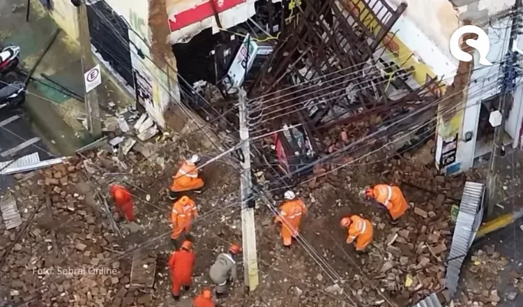 Prédio de lanchonete desaba em Sobral; Bombeiros estão no local