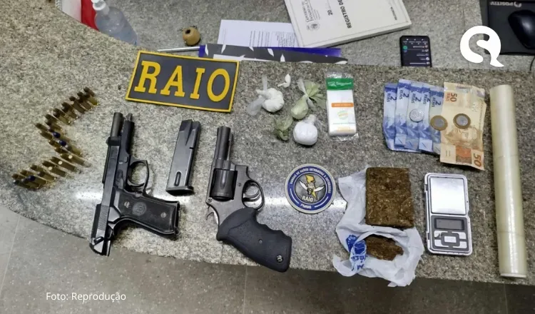 PMCE captura trio e apreende duas armas de fogo e drogas em Itapipoca