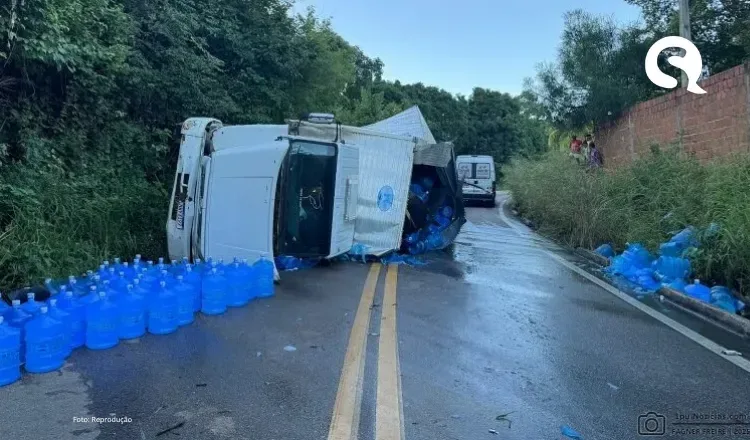 Caminhão carregado de tambores de água mineral tomba na CE-187 em Ipu; motorista alega falha nos freios
