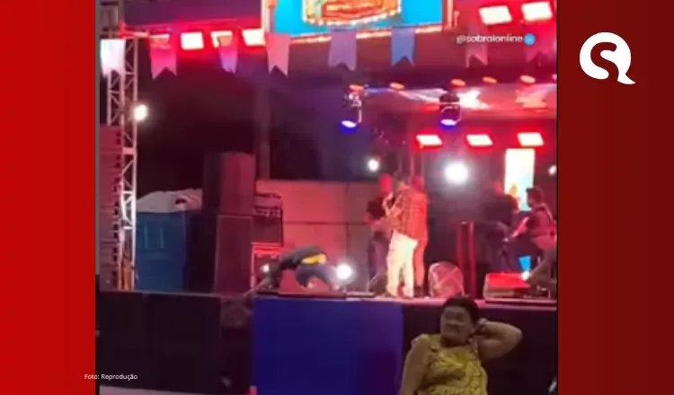 Vereador leva tombo ao tentar subir em palco durante festejos em Massapê
