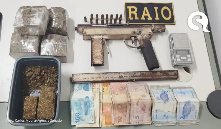 PMCE apreende submetralhadora, drogas e dinheiro durante ação em Sobral