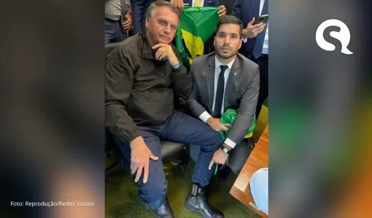 Bolsonaro aparece com tornozeleira eletrônica em foto publicada pelo deputado André Fernandes