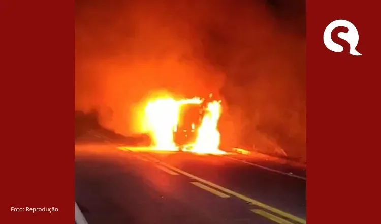 Carro pega fogo na zona rural de Santana do Acaraú