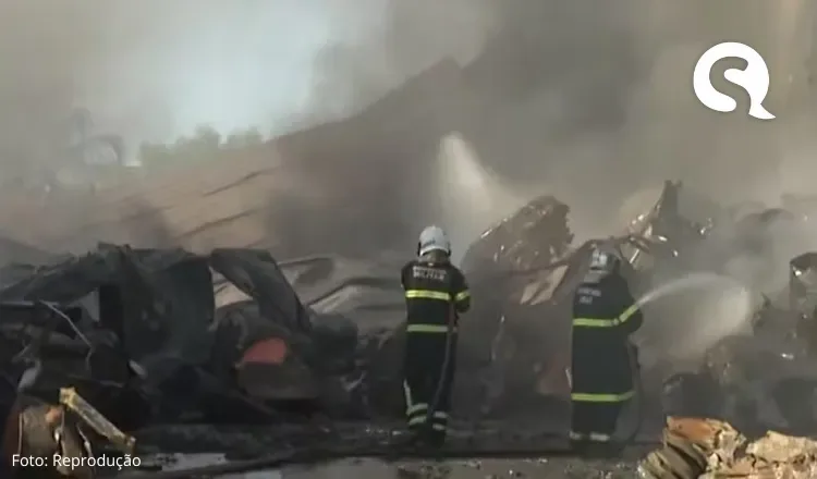 Incêndio de grandes proporções atinge galpão de empresa em Sobral