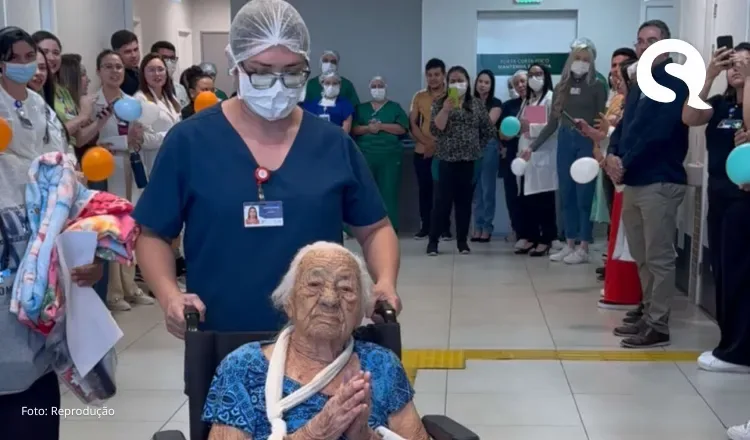 Profissionais de Hospital Regional Vale do Jaguaribe celebram alta de paciente de 117 anos