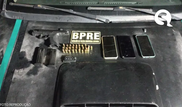 Polícia Militar prende dupla com pistola e munições.