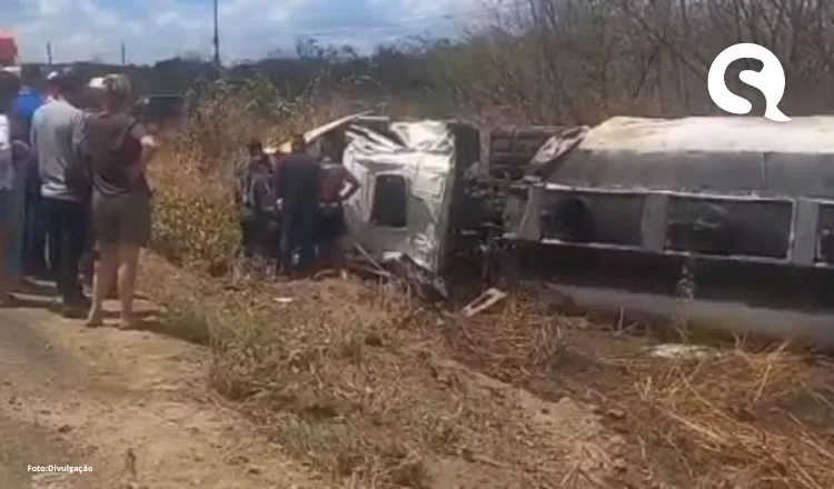 Caminhão-tanque carregado de combustível tomba e motorista fica preso às ferragens