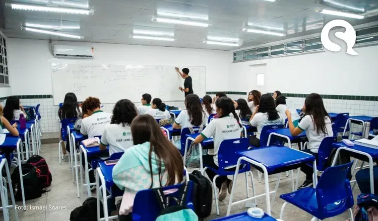 Elmano sanciona leis que incluem empreendedorismo e prevenção à violência no currículo escolar no CE