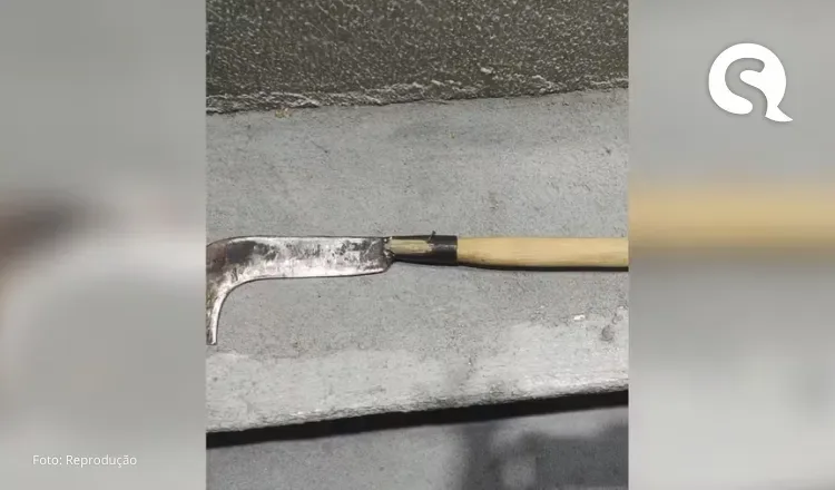 Homem é preso após tentar matar companheira com golpes de foice