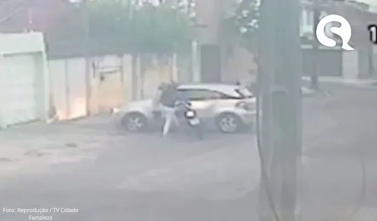 Mulher é rendida e tem carro roubado por dupla armada ao chegar em casa