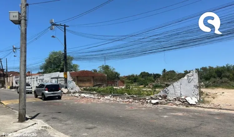 Muro cai sobre idoso de 85 anos que caminhava por calçada