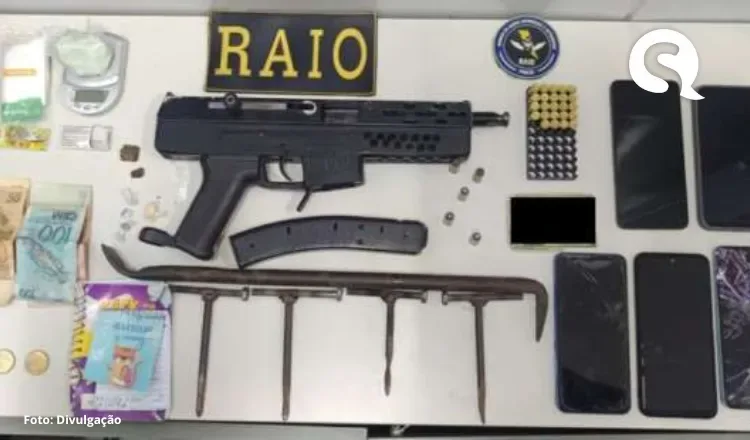 PMCE prende homem com submetralhadora artesanal, munições e drogas